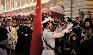 解放军即将亮相莫斯科，普京释放2大信号，定调中俄关系