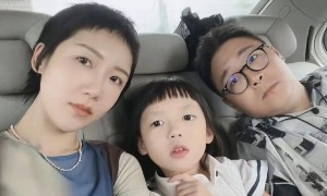 郝劭文在台湾带娃，抱着女儿打游戏，给女儿剪指甲，看起来好温柔
