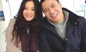 赵薇与好友聚会照流出，素颜出镜发福严重，手臂上长了一个大包