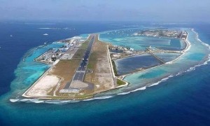 黄岩岛上空，7架敌机逼近，我军歼16紧急升空，1小时分出胜负