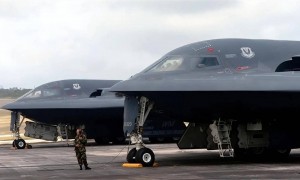 B-2隐轰猛突袭，红海GPS信号就被干扰：导弹扑向美军5万吨补给舰​​