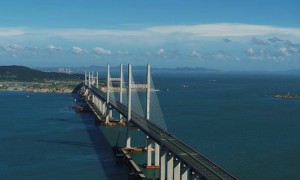 距台湾仅126公里！这座花百亿，四万人修建的大桥有何战略价值？