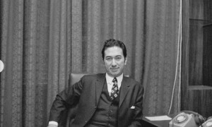 97岁李嘉诚罕见露面，对抗癌仪器爱不释手，顶流豪门钟爱保命科技