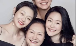 S妈母亲节晒与三个女儿合照：美容大王回来给我庆祝母亲节了