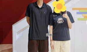 日渐消瘦！易建联与王仕鹏一同出席活动
