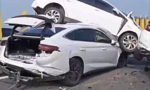高速变道致连环车祸，白车“骑”隔离栏压住另一车，交警回应