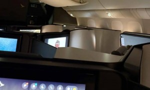 乘客怒斥“乘务员将白葡萄酒提供给3岁小孩”！国泰航空道歉