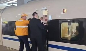 旅客被高铁车门夹住 铁路：系突感身体不适急忙下车